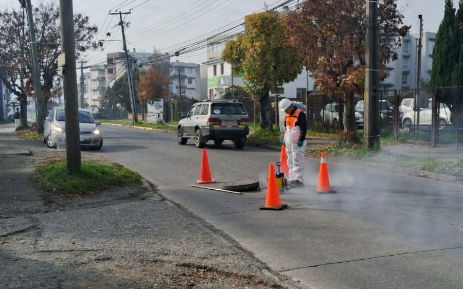 Aguas Décima realiza pruebas de humo para detectar infiltraciones de aguas lluvia en el alcantarillado
